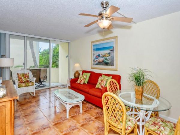 Longboat Key.Ground-Floor 2 Bedroom Condo Steps to the Beach