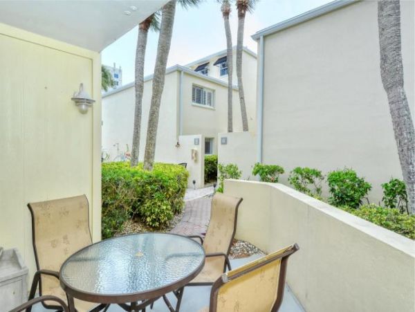 Longboat Key.Ground-Floor 2 Bedroom Condo Steps to the Beach