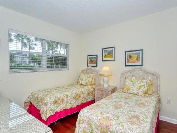 Longboat Key.Ground-Floor 2 Bedroom Condo Steps to the Beach