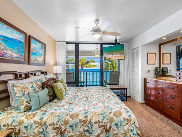 Ocean Front Vacation Three Bedroom Condo with Balcony