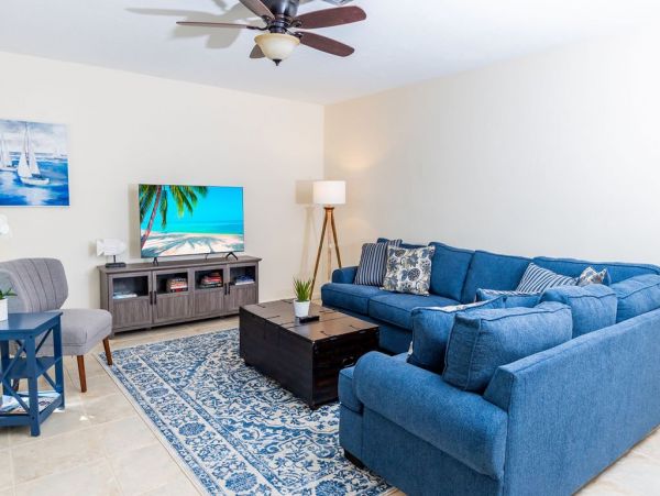 Lovely Three Bedroom Vacation Home with Pool in Naples