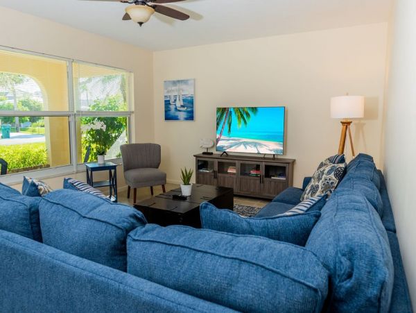 Lovely Three Bedroom Vacation Home with Pool in Naples
