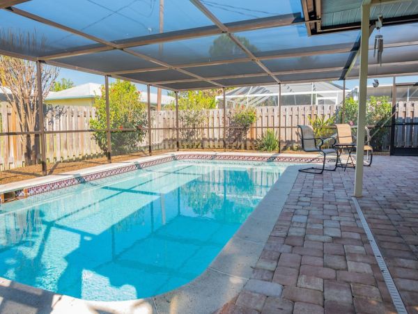 Lovely Three Bedroom Vacation Home with Pool in Naples