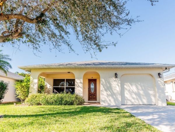 Lovely Three Bedroom Vacation Home with Pool in Naples
