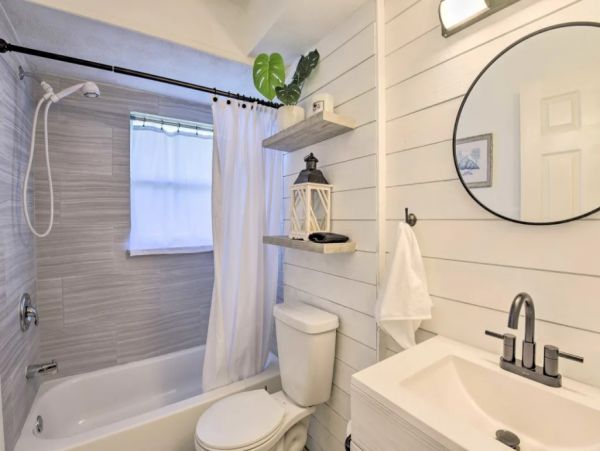 Walk to Beach Two Bedroom Rental Home in Englewood