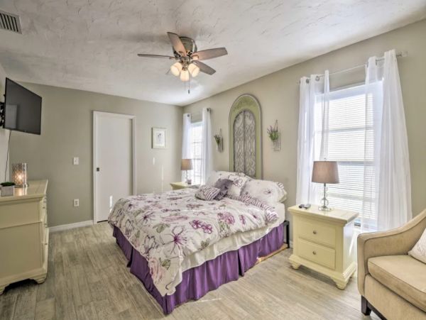 Walk to Beach Two Bedroom Rental Home in Englewood