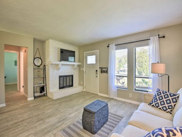 Walk to Beach Two Bedroom Rental Home in Englewood