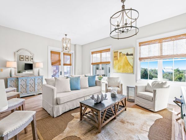 Upscale third floor condo with poll, fast WIFI & AC- walk to beach & dining