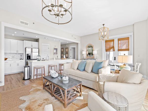 Upscale third floor condo with poll, fast WIFI & AC- walk to beach & dining