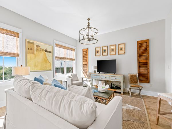 Upscale third floor condo with poll, fast WIFI & AC- walk to beach & dining