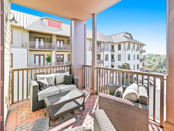 Upscale third floor condo with poll, fast WIFI & AC- walk to beach & dining