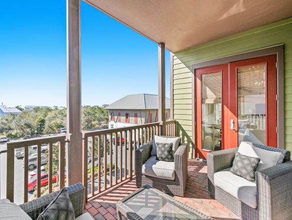 Upscale third floor condo with poll, fast WIFI & AC- walk to beach & dining
