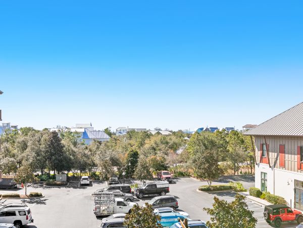 Upscale third floor condo with poll, fast WIFI & AC- walk to beach & dining
