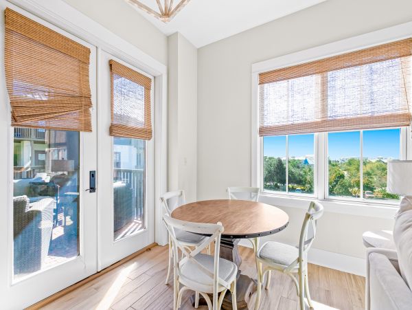 Upscale third floor condo with poll, fast WIFI & AC- walk to beach & dining