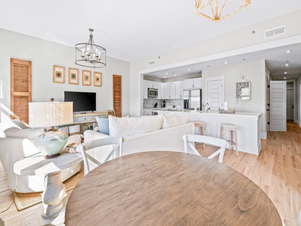 Upscale third floor condo with poll, fast WIFI & AC- walk to beach & dining