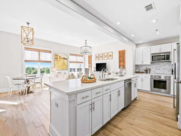 Upscale third floor condo with poll, fast WIFI & AC- walk to beach & dining