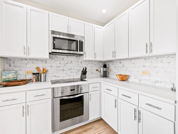 Upscale third floor condo with poll, fast WIFI & AC- walk to beach & dining