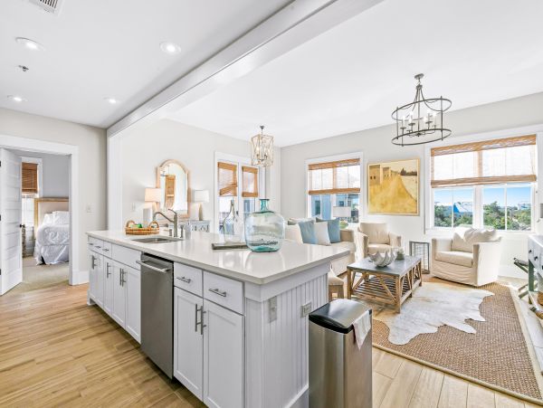 Upscale third floor condo with poll, fast WIFI & AC- walk to beach & dining