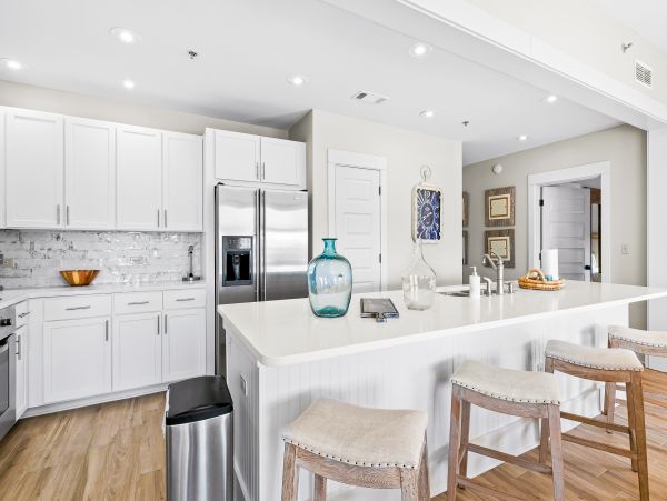 Upscale third floor condo with poll, fast WIFI & AC- walk to beach & dining