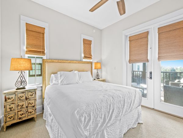 Upscale third floor condo with poll, fast WIFI & AC- walk to beach & dining