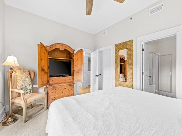 Upscale third floor condo with poll, fast WIFI & AC- walk to beach & dining