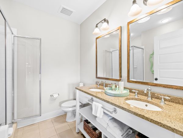 Upscale third floor condo with poll, fast WIFI & AC- walk to beach & dining