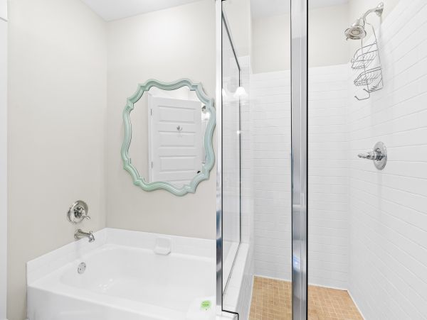 Upscale third floor condo with poll, fast WIFI & AC- walk to beach & dining