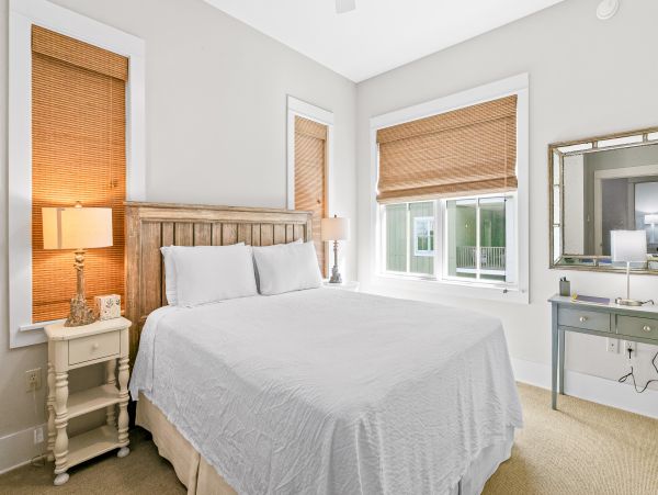Upscale third floor condo with poll, fast WIFI & AC- walk to beach & dining