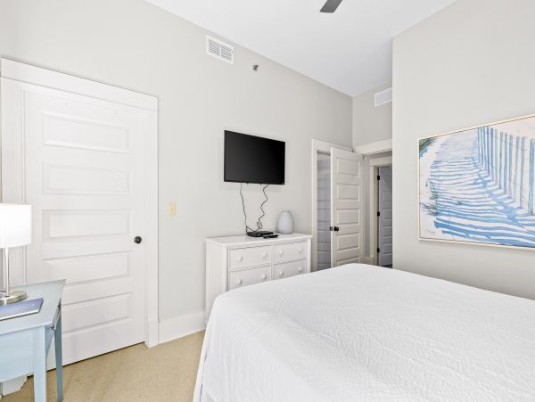 Upscale third floor condo with poll, fast WIFI & AC- walk to beach & dining