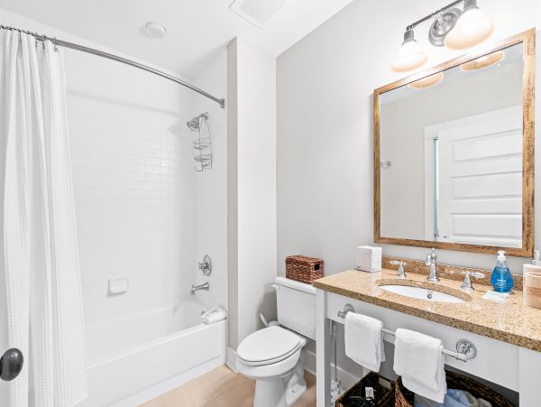 Upscale third floor condo with poll, fast WIFI & AC- walk to beach & dining
