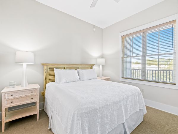 Upscale third floor condo with poll, fast WIFI & AC- walk to beach & dining