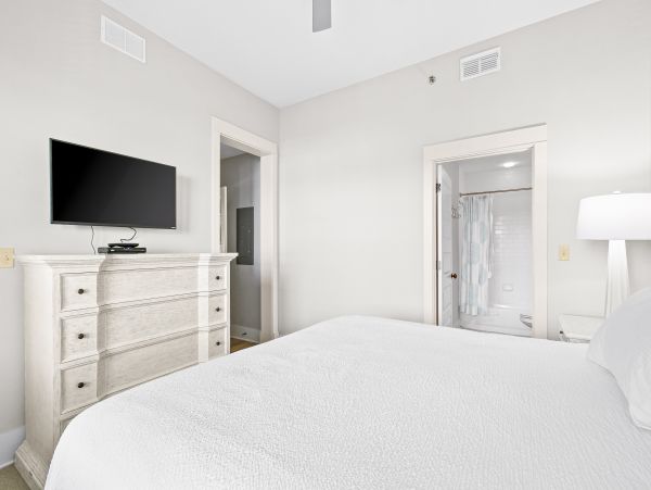 Upscale third floor condo with poll, fast WIFI & AC- walk to beach & dining