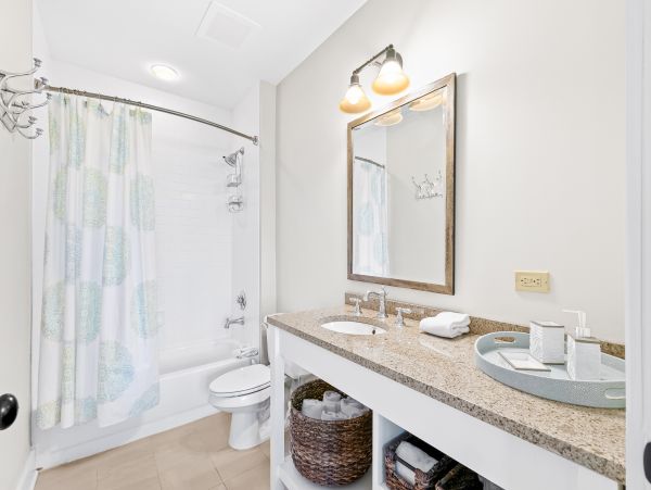 Upscale third floor condo with poll, fast WIFI & AC- walk to beach & dining