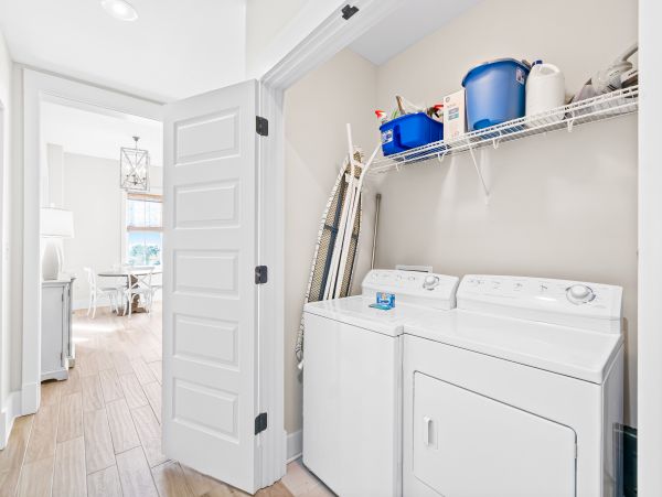Upscale third floor condo with poll, fast WIFI & AC- walk to beach & dining