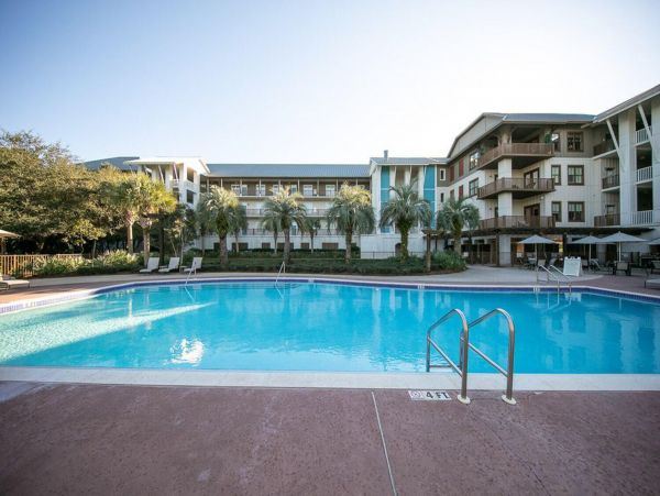 Upscale third floor condo with poll, fast WIFI & AC- walk to beach & dining