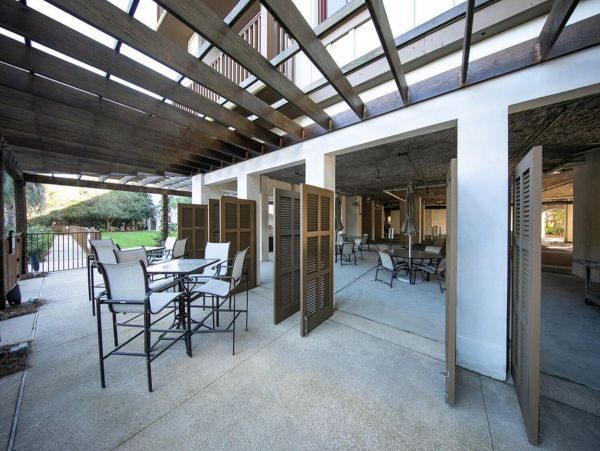 Upscale third floor condo with poll, fast WIFI & AC- walk to beach & dining