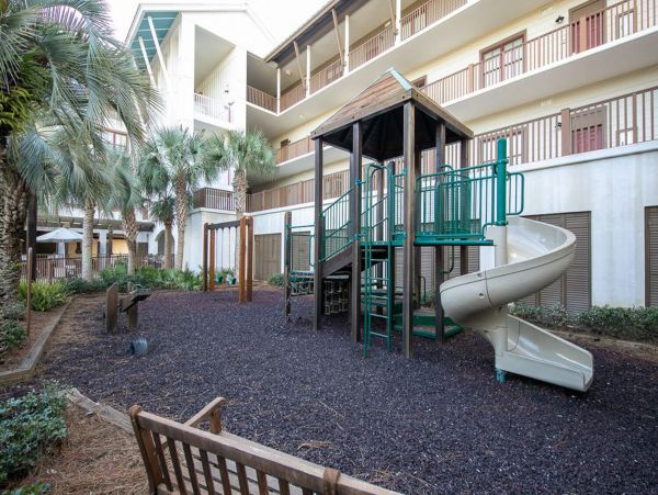 Upscale third floor condo with poll, fast WIFI & AC- walk to beach & dining