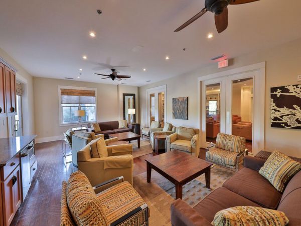 Upscale third floor condo with poll, fast WIFI & AC- walk to beach & dining