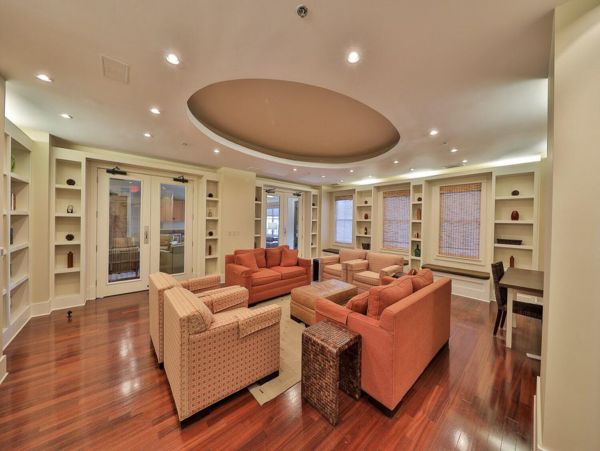 Upscale third floor condo with poll, fast WIFI & AC- walk to beach & dining