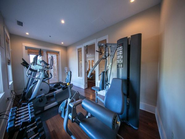 Upscale third floor condo with poll, fast WIFI & AC- walk to beach & dining