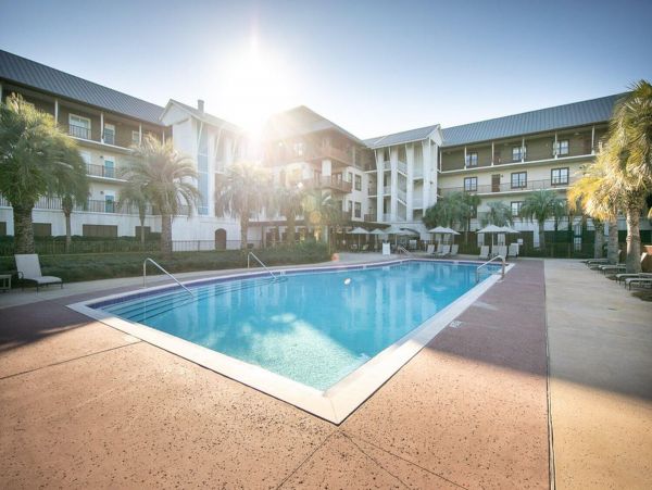 Upscale third floor condo with poll, fast WIFI & AC- walk to beach & dining