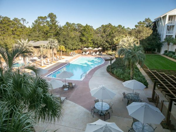 Upscale third floor condo with poll, fast WIFI & AC- walk to beach & dining