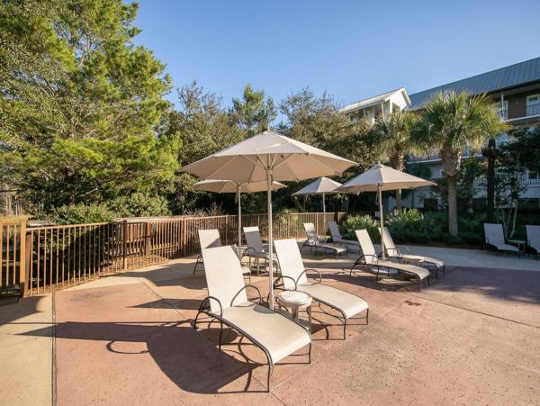 Upscale third floor condo with poll, fast WIFI & AC- walk to beach & dining