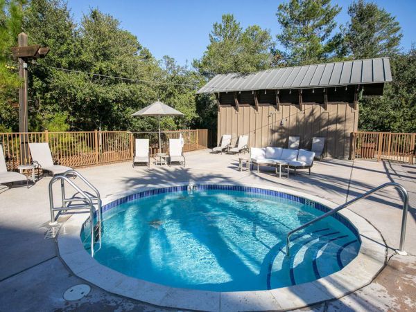Upscale third floor condo with poll, fast WIFI & AC- walk to beach & dining