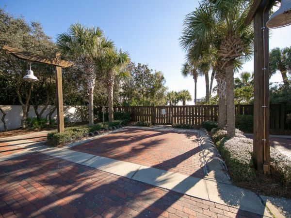 Upscale third floor condo with poll, fast WIFI & AC- walk to beach & dining