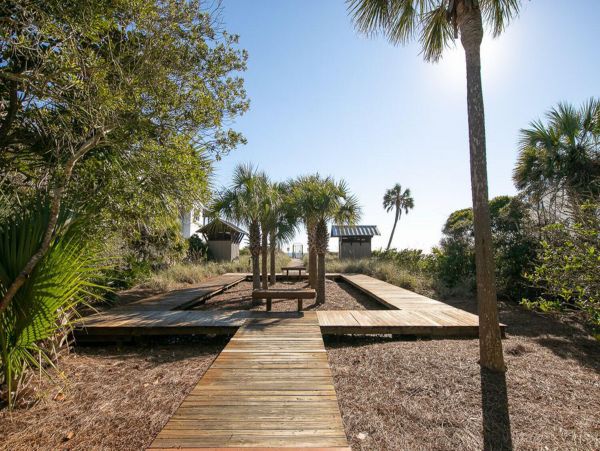 Upscale third floor condo with poll, fast WIFI & AC- walk to beach & dining