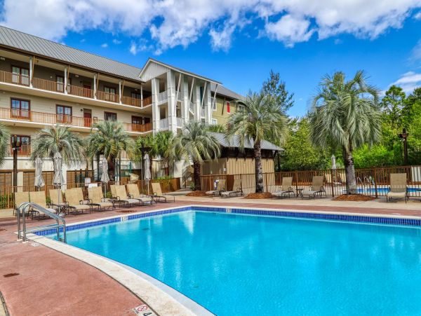 Upscale third floor condo with poll, fast WIFI & AC- walk to beach & dining