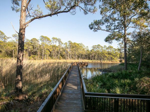Upscale third floor condo with poll, fast WIFI & AC- walk to beach & dining