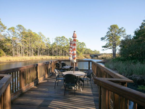 Upscale third floor condo with poll, fast WIFI & AC- walk to beach & dining