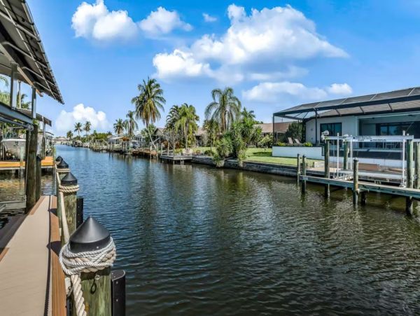Three Bedroom Vacation Home Caged Pool Cape Coral Florida